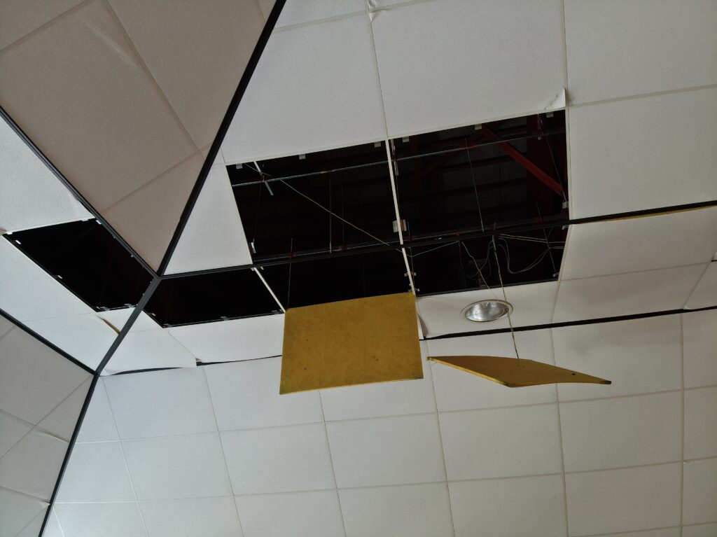 天井パネルの崩落部分