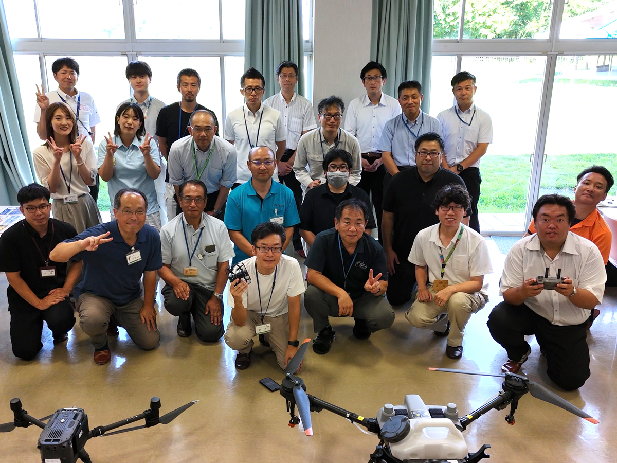 「福井県庁ドローン飛ばし隊」講師のドローンDJI Mini4Proを使用して記念撮影